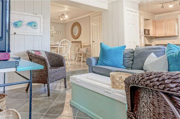Living area - Family friendly cottage--steps from Florida's Emerald Beach and Seaside (Santa Rosa Beach)