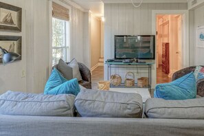 Smart TV - Family friendly cottage--steps from Florida's Emerald Beach and Seaside (Santa Rosa Beach)