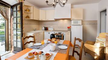 Een koelkast, een microgolfoven, een oven, een kookplaat