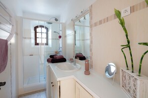 Shower, hair dryer, towels, soap - 'chez Nous' Pour 2 Personnes, Calme, Pied du Mont-ventoux, Piscine, Wifi, Clim (Crillon-le-Brave)