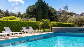 Een buitenzwembad en een verwarmd zwembad