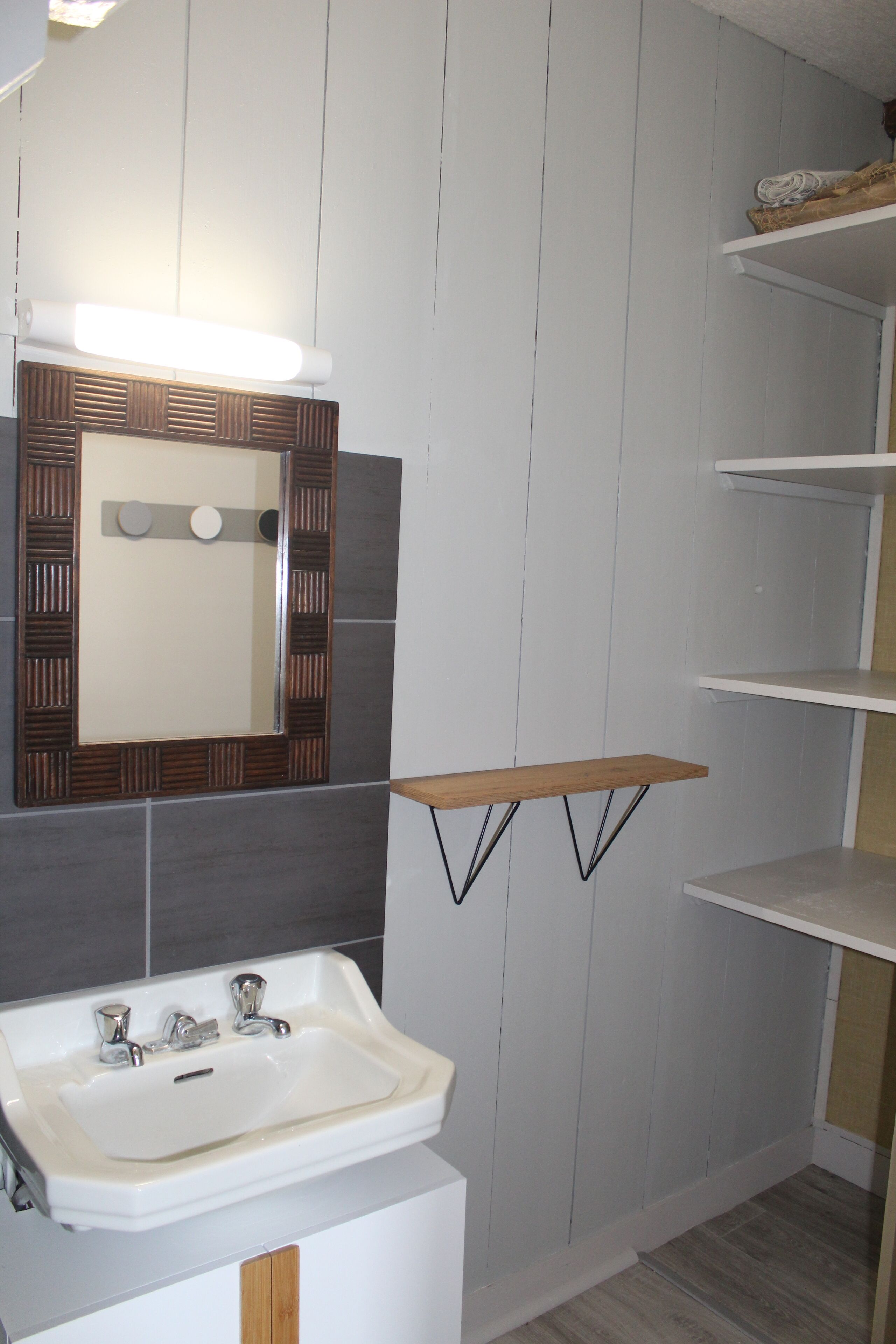 Douche, serviettes fournies, savon, papier toilette