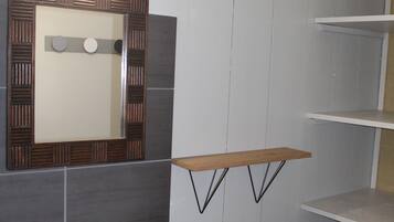 Douche, serviettes fournies, savon, papier toilette