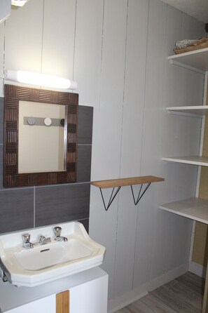 Regadera, toallas, jabón, papel de baño 