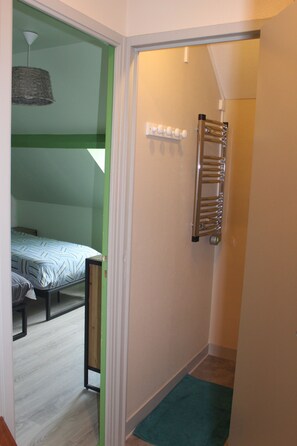 1 bedroom, free WiFi, bed sheets - Bed and breakfast 400 m from the port of Saint Vaast la Hougue (Saint-Vaast-la-Hougue)