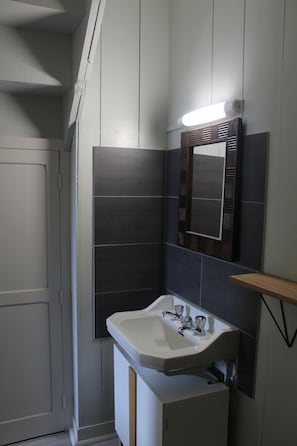Douche, serviettes fournies, savon, papier toilette