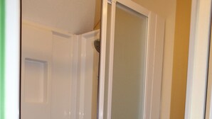 Douche, serviettes fournies, savon, papier toilette