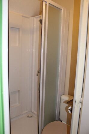 Dusche, Handtücher, Seife, Toilettenpapier