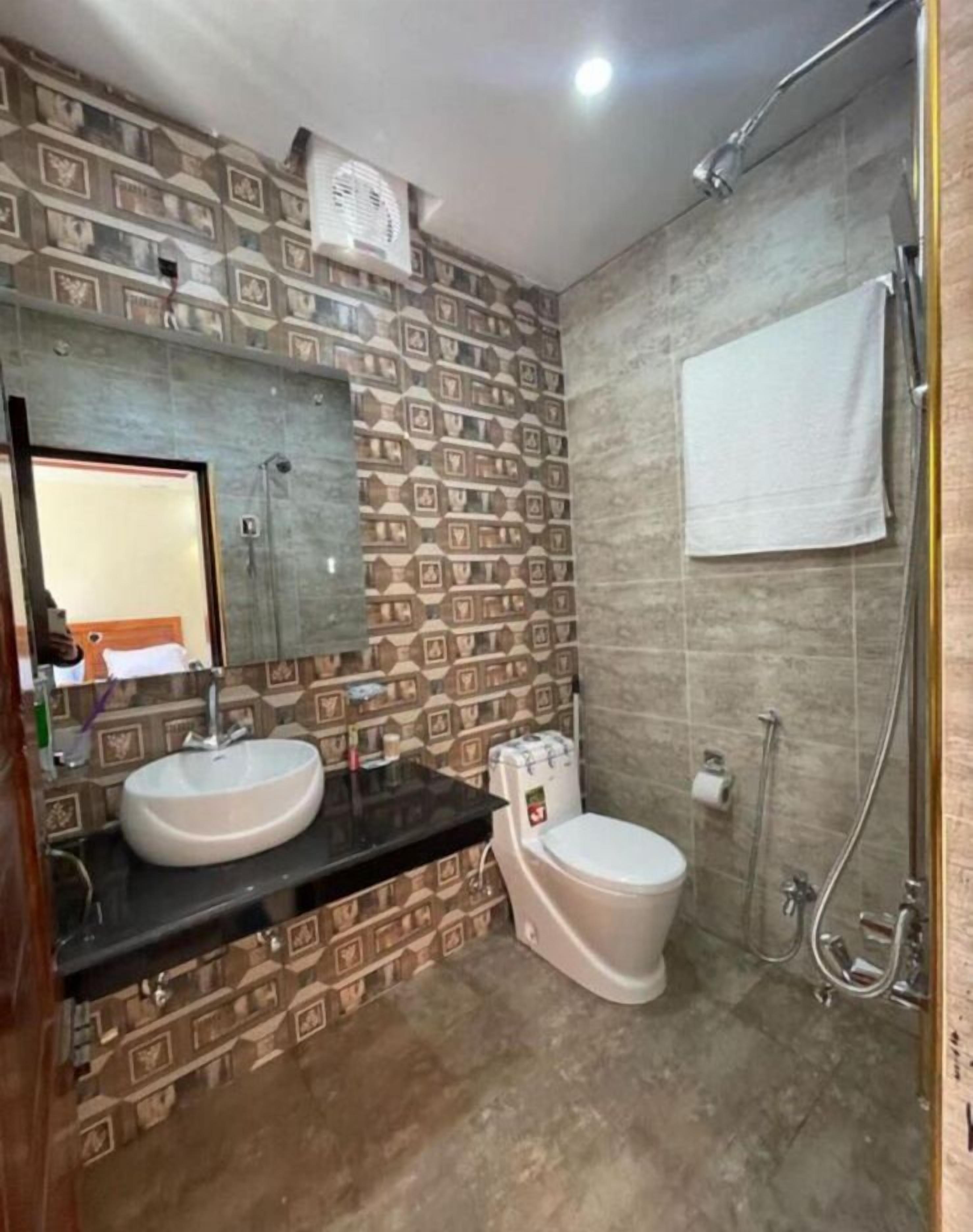 Classic Room | Bathroom | Shower, designer toiletries, towels, soap