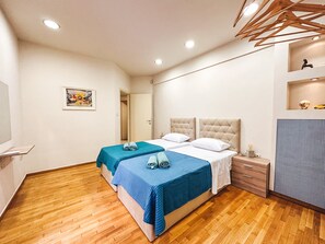 4 soverom, skrivebord, strykejern/-brett og reiseseng for barn