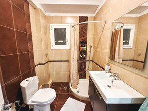 Dusj, hårføner, håndklær og såpe