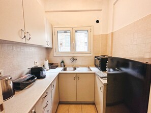 Kjøleskap, mikrobølgeovn, ovn og kaffetrakter/tekoker