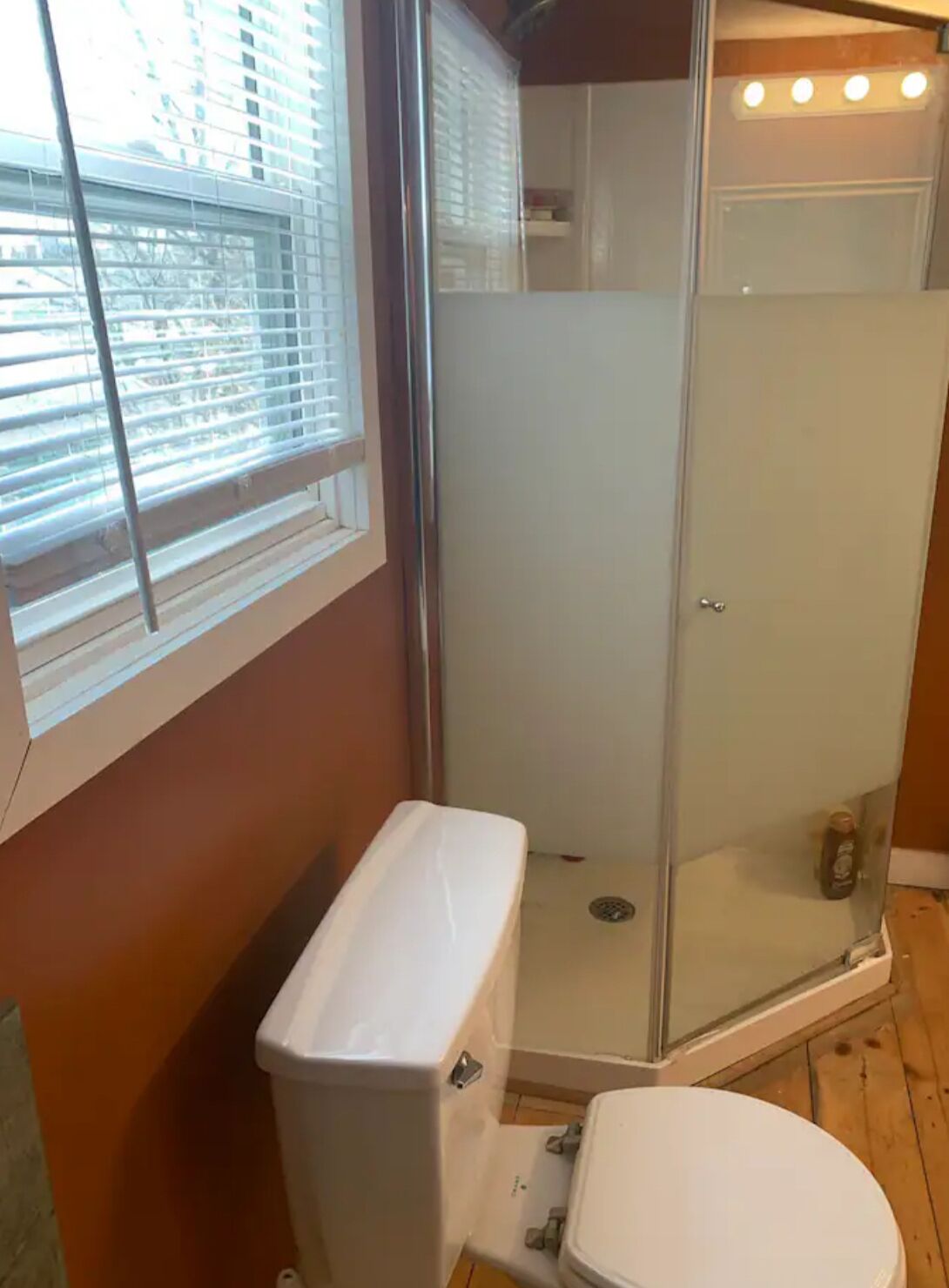 Een douche, handdoeken, zeep