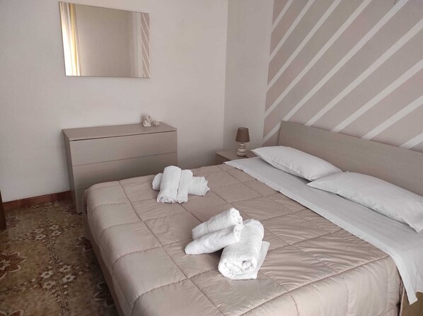 2 bedrooms, travel crib, bed sheets - Vanna House (Torre del Greco)