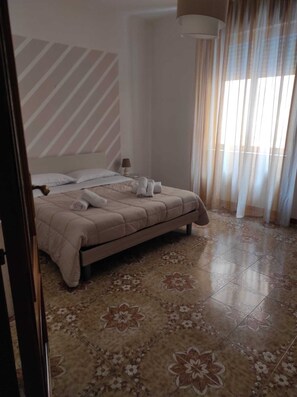 2 Schlafzimmer, Reisekinderbett, Bettwäsche