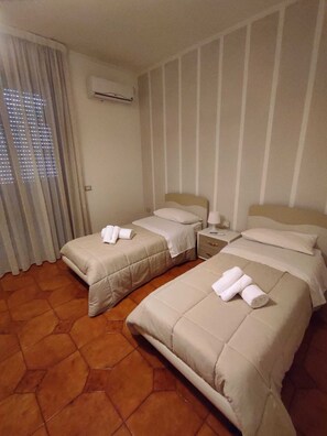 2 Schlafzimmer, Reisekinderbett, Bettwäsche