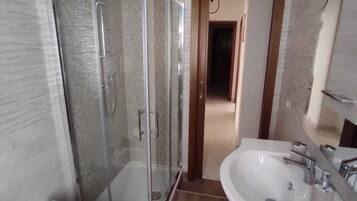 Dusche, Haartrockner, Bidet, Handtücher