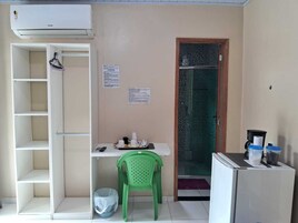 Escritorio y espacio para trabajar con laptop 