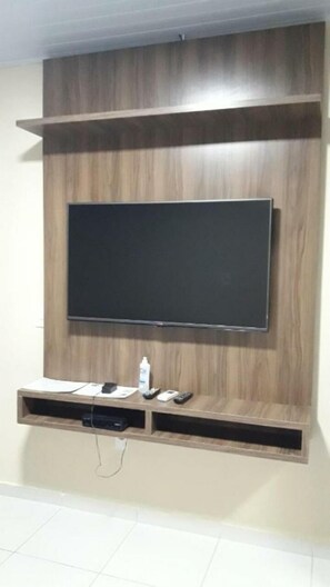 Habitación triple económica | Escritorio y espacio para trabajar con un portátil