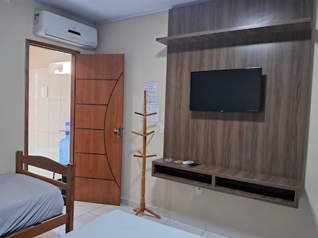 Habitación triple económica | Escritorio y espacio para trabajar con un portátil. EDWARD SUITE