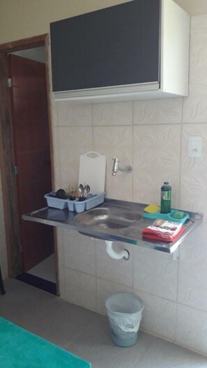 Economy Triple Room | Private kitchen | Cleaning supplies - EDWARD SUITE (Manaus)