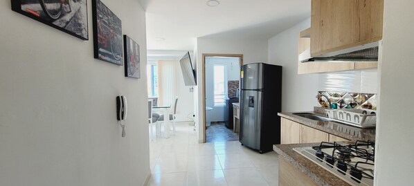 雪櫃、微波爐、咖啡機/沖茶器、廚房用具/餐具/器皿