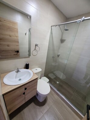 Douche, serviettes fournies, savon, shampoing