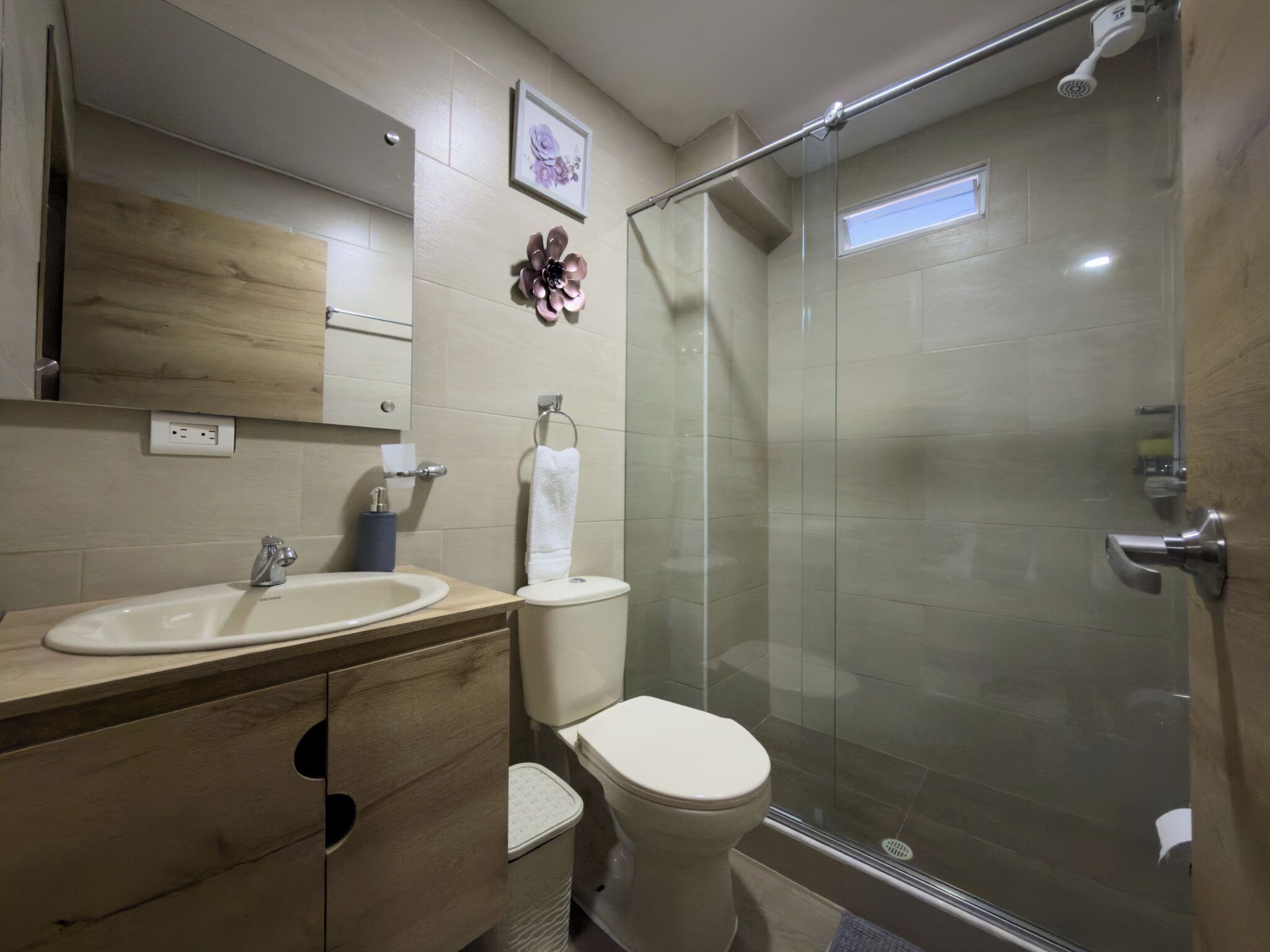 Douche, serviettes fournies, savon, shampoing