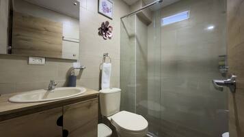 Douche, serviettes fournies, savon, shampoing