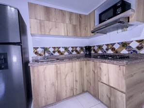 Refrigerador, microondas, cafetera y tetera y utensilios de cocina 