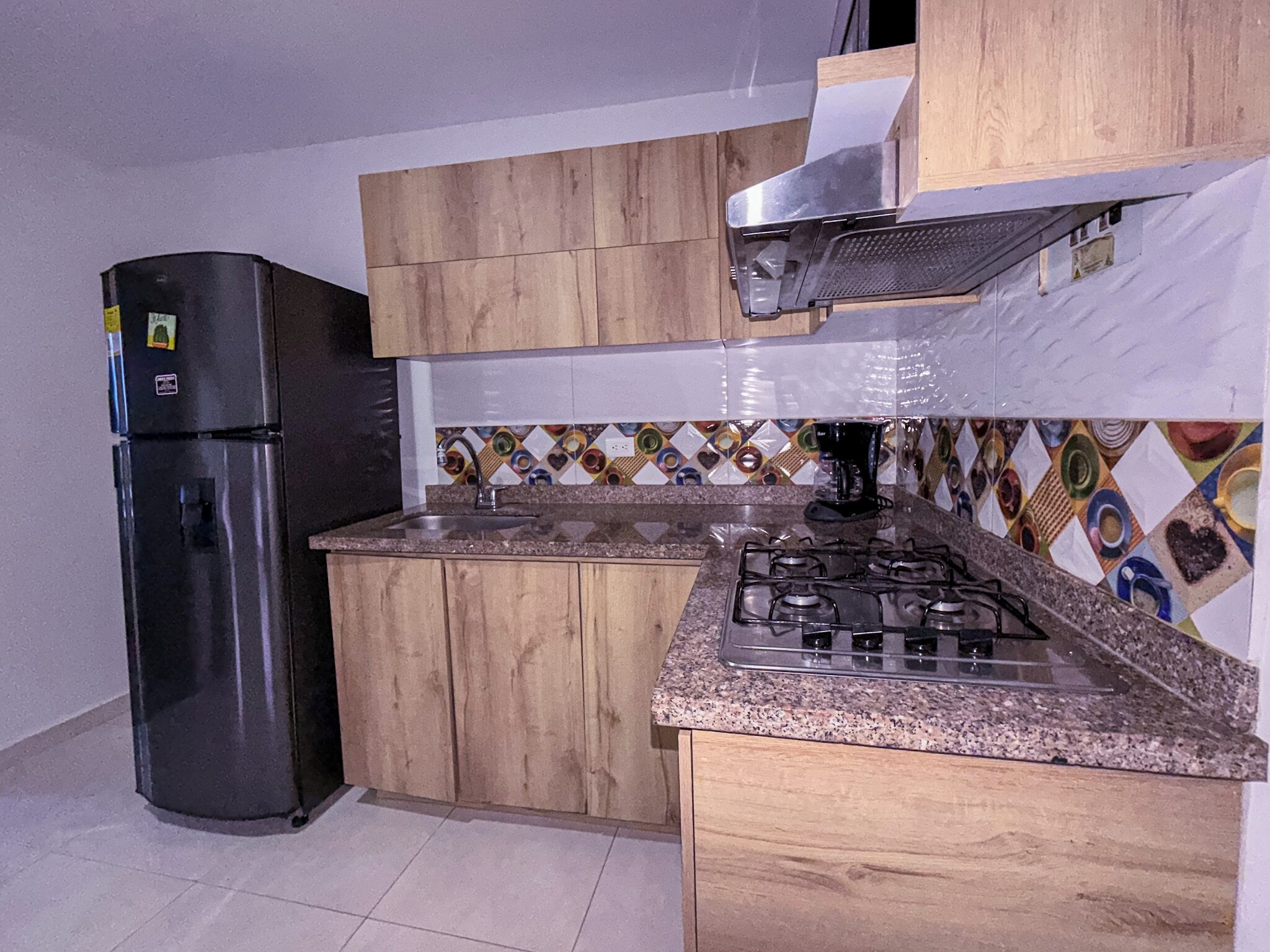 Refrigerador, microondas, cafetera y tetera y utensilios de cocina 