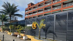 Un edificio moderno con un gran letrero que dice "smart fit".