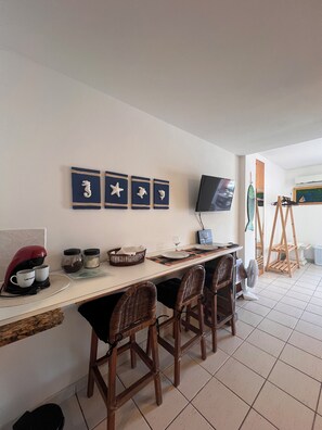 Family Studio, 1 Double Bed with Sofa bed, Ensuite, Ocean View | Dining room