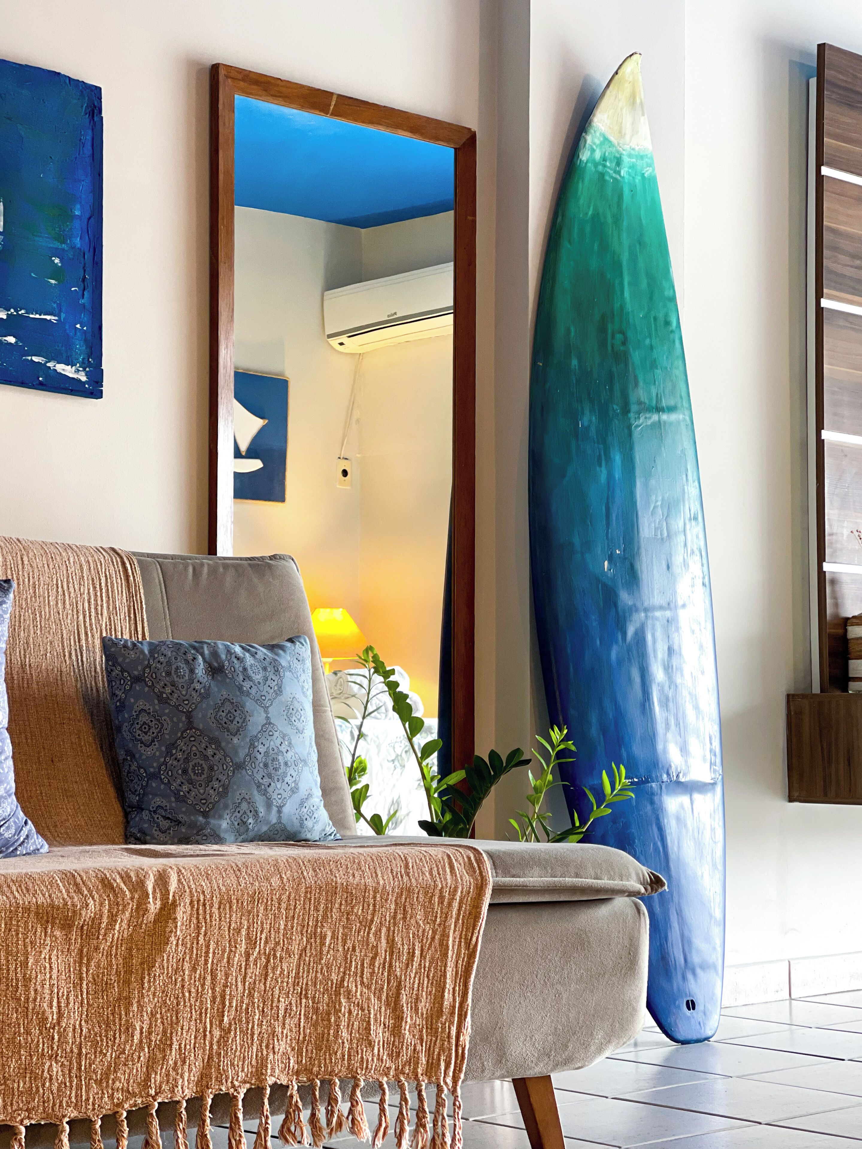 Estudio familiar, 1 cama doble con sofá cama, baño privado, vistas al mar | Zona de estar | Smart TV de 40 pulgadas con canales por satélite, una televisión