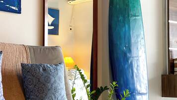 Estudio familiar, 1 cama doble con sofá cama, baño privado, vistas al mar | Zona de estar | Smart TV de 40 pulgadas con canales por satélite, una televisión