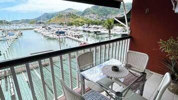 Familienstudio, 1 Doppelbett und Schlafsofa, mit Bad, Buchtblick | Lanai (Veranda)