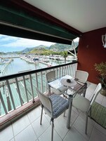 Estudio familiar, 1 cama doble con sofá cama, baño privado, vistas a la bahía | Patio hawaiano