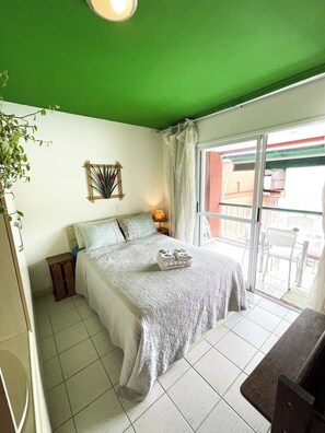 แฟมิลี่สตูดิโอ, เตียงใหญ่ 1 เตียง และโซฟาเบด, ห้องน้ำในตัว, วิวอ่าว | ห้องพักตกแต่งอย่างมีเอกลักษณ์, ตกแต่งพิเศษโดยเฉพาะ, โต๊ะทำงาน