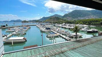 Family Studio, 2 Double Beds, Ensuite, Ocean View | Lanai