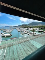 Estudio familiar, 2 camas dobles, baño privado, vistas al mar | Patio hawaiano