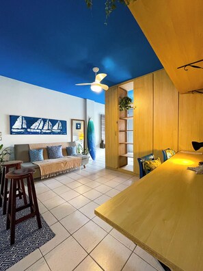 Family Studio, 1 Double Bed with Sofa bed, Ensuite, Ocean View | Living area | 40-inch Smart TV with satellite channels, TV - PIRATAS RESIDENCE (Angra dos Reis)