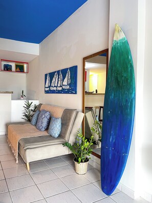 แฟมิลี่สตูดิโอ, เตียงใหญ่ 1 เตียง และโซฟาเบด, ห้องน้ำในตัว, วิวทะเล | บริเวณนั่งเล่น | สมาร์ททีวี 40 นิ้ว พร้อมช่องดาวเทียม, ทีวี