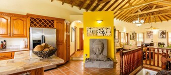 The Vintage Sanctuary - 3 mins drive to the beach!