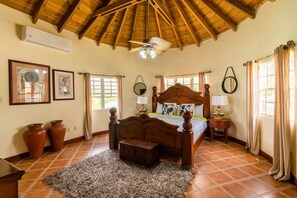 3 slaapkamers, een strijkplank/strijkijzer, gratis wifi, beddengoed