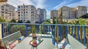 A balcony with a table, chairs, and a potted plant. - N&J - STUDIO RIVIERA - Central - Very close sea (Niza)