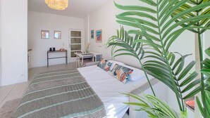 A bedroom with a bed, a desk, and a hanging light fixture. - N&J - STUDIO RIVIERA - Central - Very close sea (Niza)