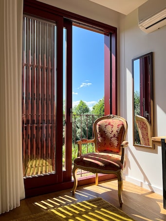 高级双人房, 葡萄庄园景观 | 特色装修、特色家居、办公桌、笔记本电脑工作区