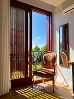 Decoración personalizada, muebles diferentes y escritorio 