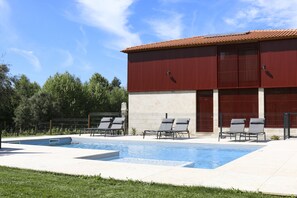 Piscine extérieure, parasols de plage, chaises longues