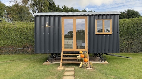 Exterior. Luxury Shepherds Hut, w/large garden, firepit, & Wi-Fi @ Cedar Gables Campsite